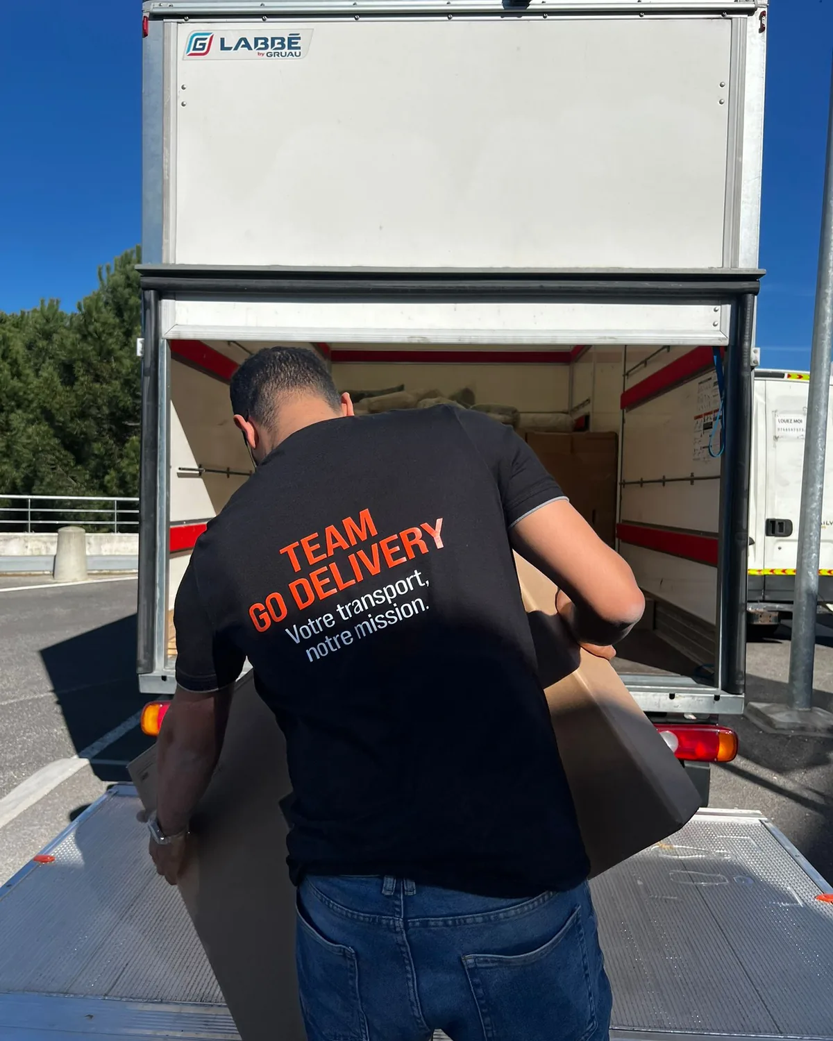 Chargement d'un camion de déménagement GO Delivery