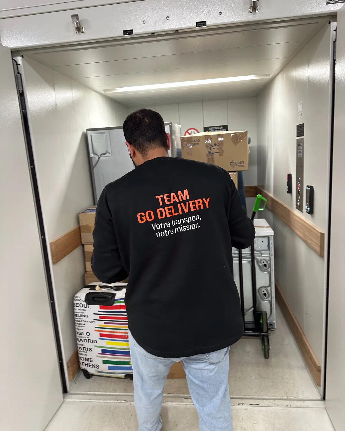 Équipe GO Delivery lors d'un déménagement avec manutention en ascenseur