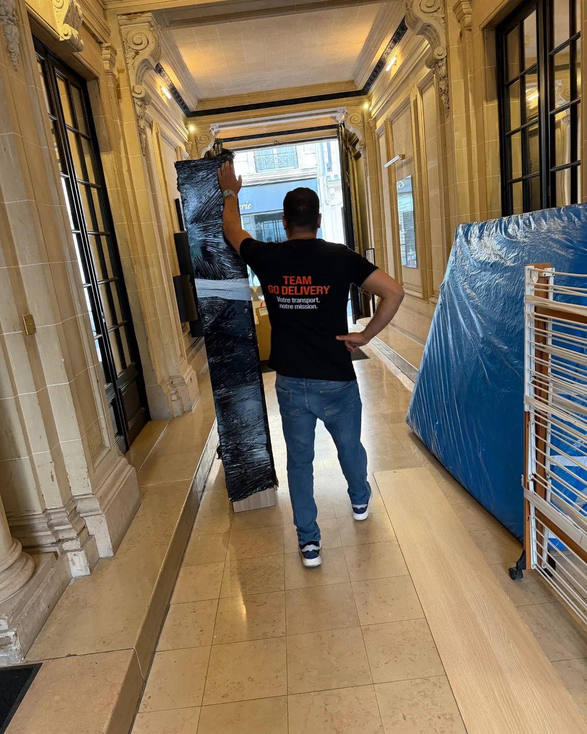 Manutention de mobilier par l'équipe GO Delivery
